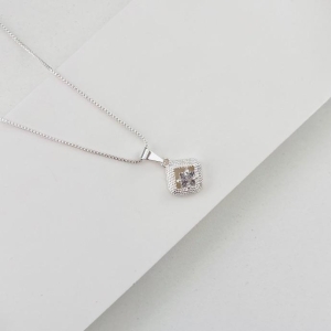 Colar quadrado com zirconia