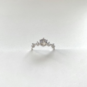 Anel zirconia maior com pequenas zirconias