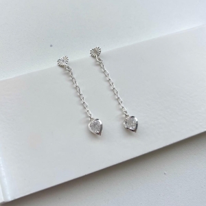 Brinco coração zirconia em fio corrente