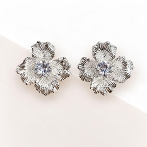 Brinco flor detalhada