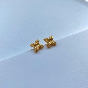 Brinco flor quatro petalas com bolinhas