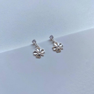 Brinco zirconia com trevinho