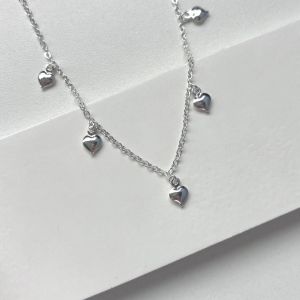 Choker cinco coraçõezinhos lisos