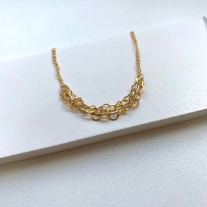 Pulseira com tres correntes no meio