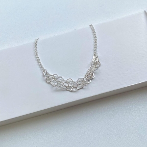 Pulseira com tres correntes no meio