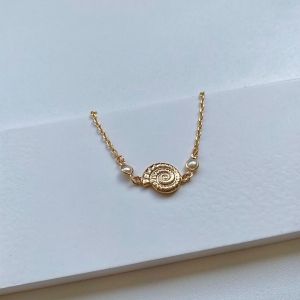 Pulseira caracol marinho com pérolas