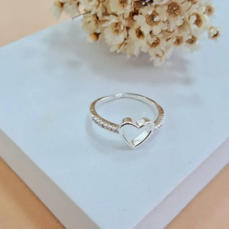 Anel coração liso com micro zircônias prata