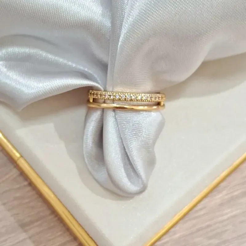 Anel fio duplo liso e detalhado com micro zircônia