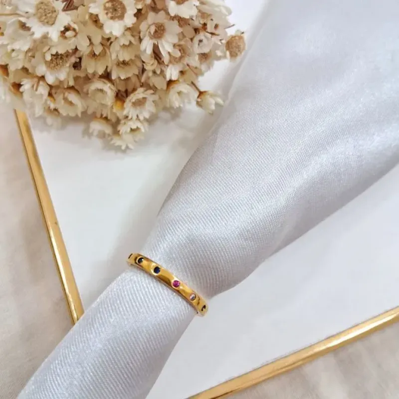 Anel liso com zircônias colors internas