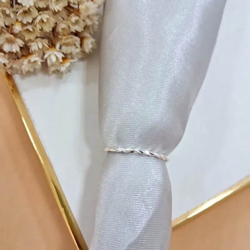 Anel minimalista torcido prata