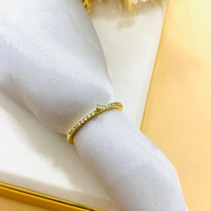 Anel solitário delicado com micro zircônia