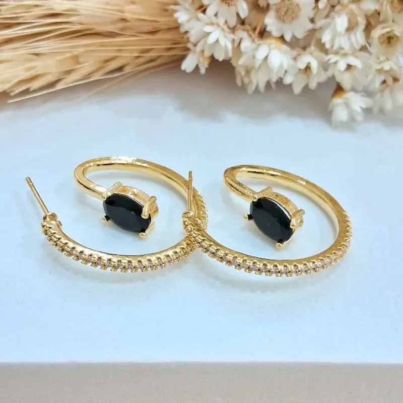Brinco argola cravejada com zircônia preta