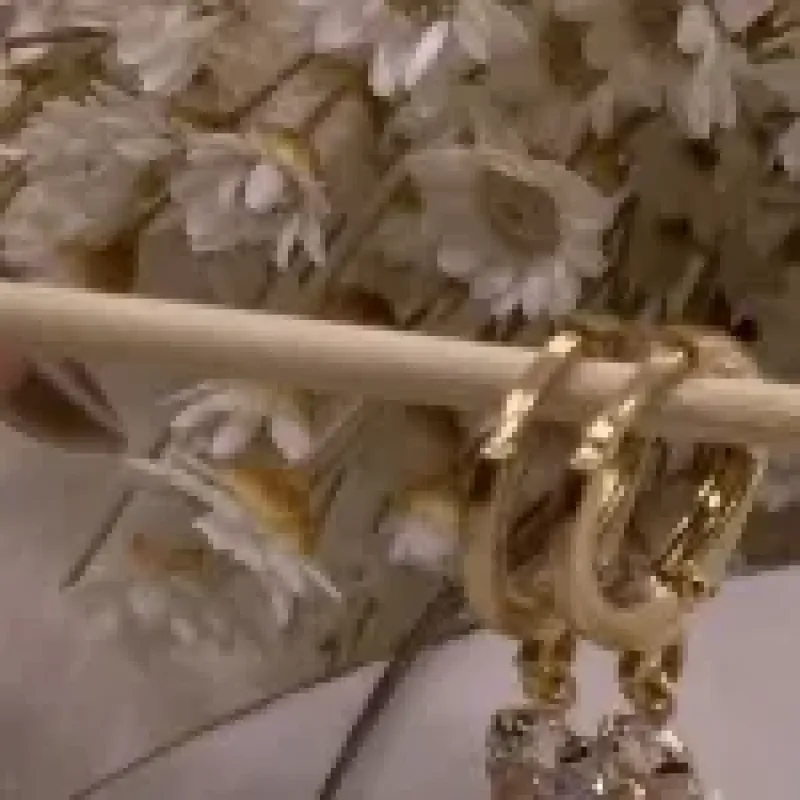 Brinco argolinha com zircônia 