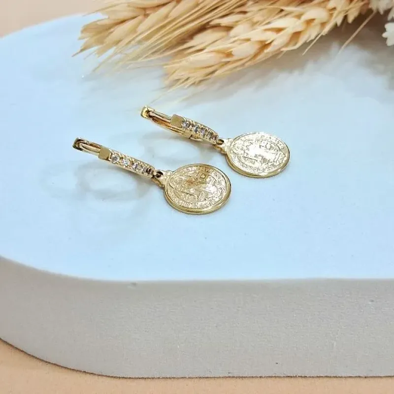Brinco argolinha cravehada com medalha de São bento