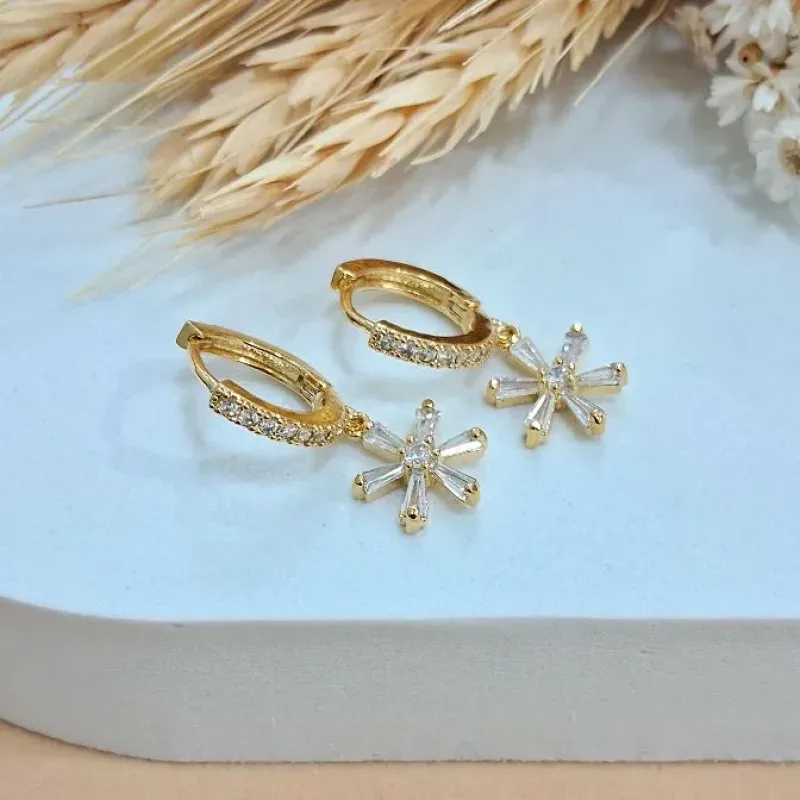 Brinco argolinha pingente flor 6 zircônia baguete