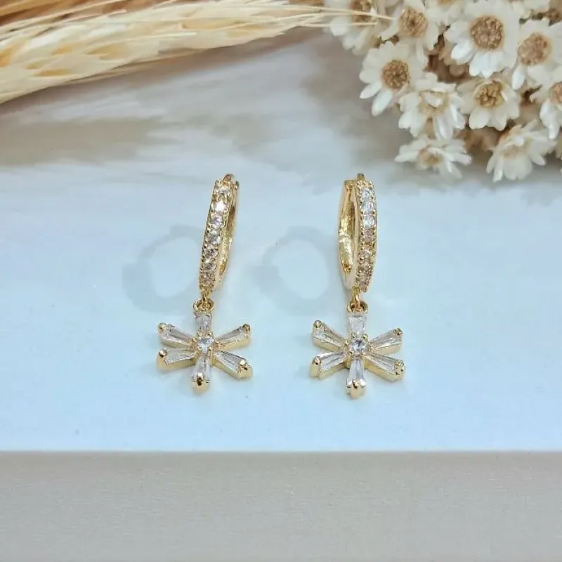Brinco argolinha pingente flor 6 zircônia baguete cristal