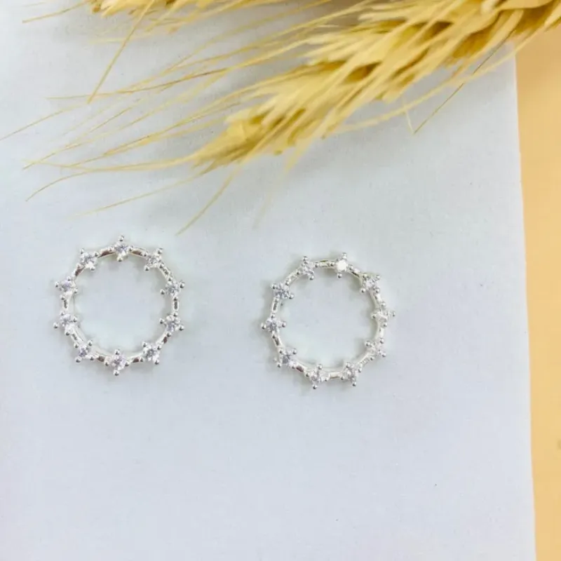 Brinco círculo com zircônias nas bordas prata