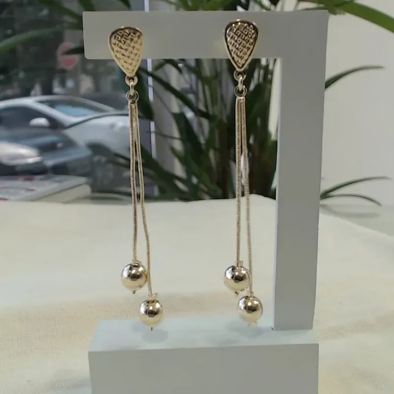 Brinco duas bolinhas sob corrente