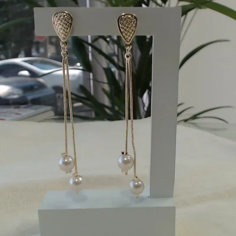 Brinco duas pérolas sob corrente