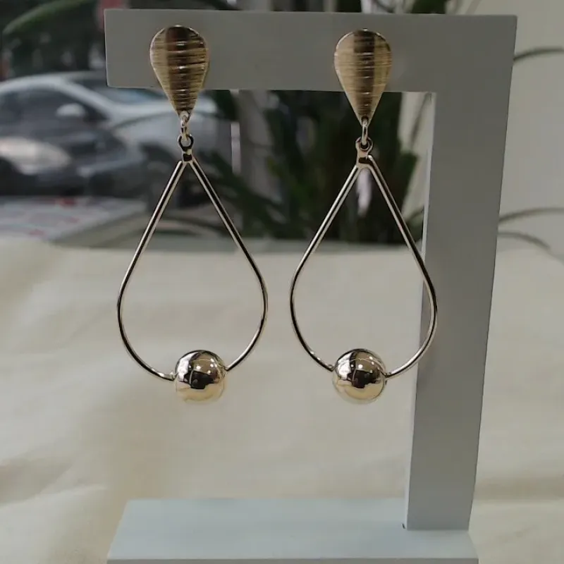 Brinco gota g com bolinha dourada