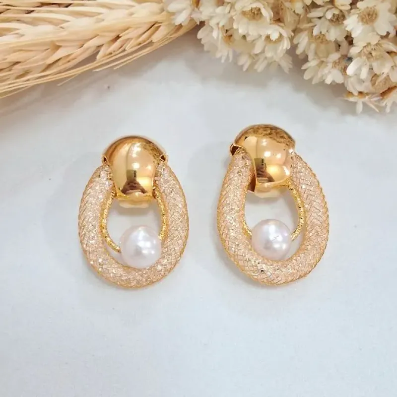 Brinco mulher elegante com perola