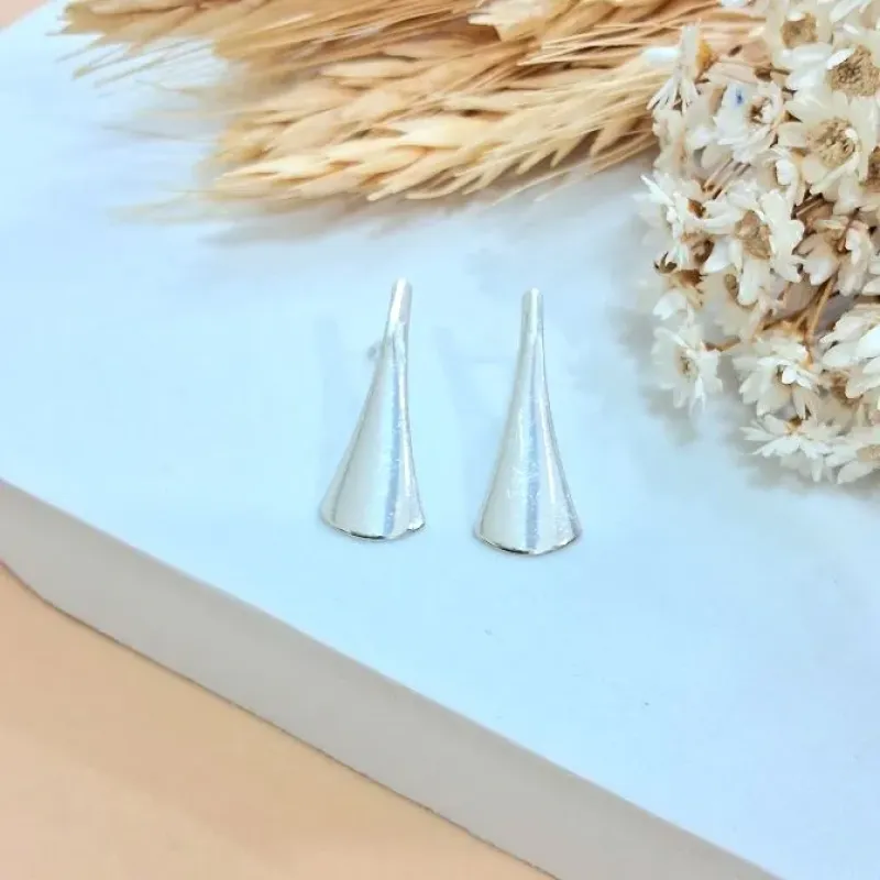 Brinco Triangulo Irregular Banho em Prata
