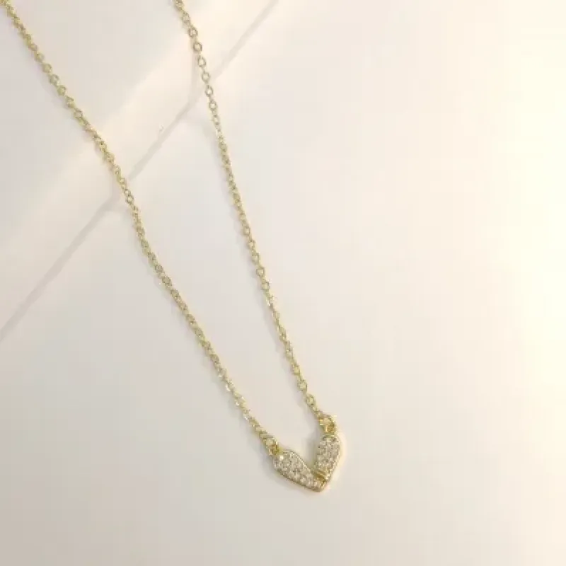 Colar com coração cravejado com detalhe 
