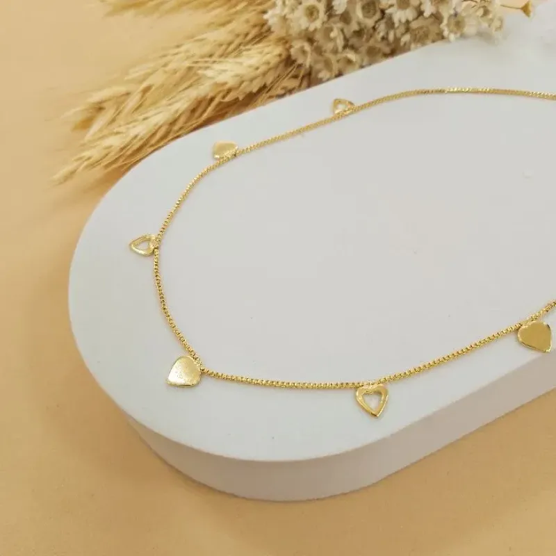 Colar coraçãozinhos