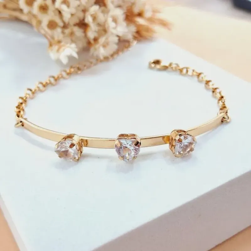 Pulseira bracelete com três zircônias em coração