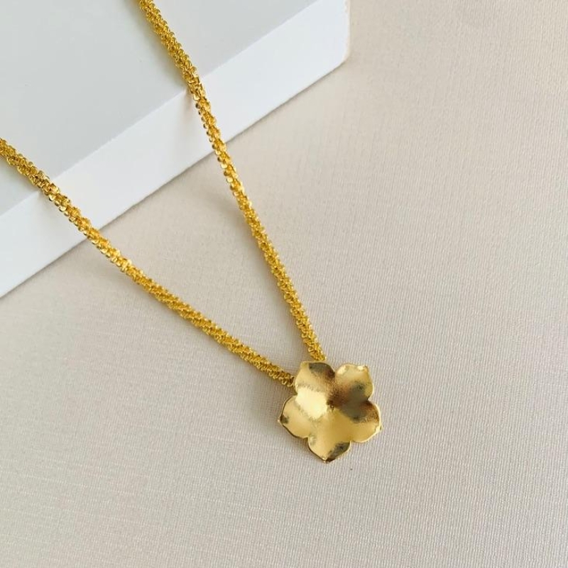 Choker 3D diamantada com flor