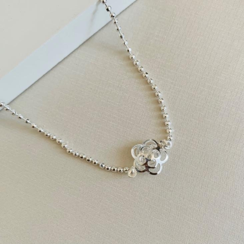 Choker bolinha com flor vazada com zircônias