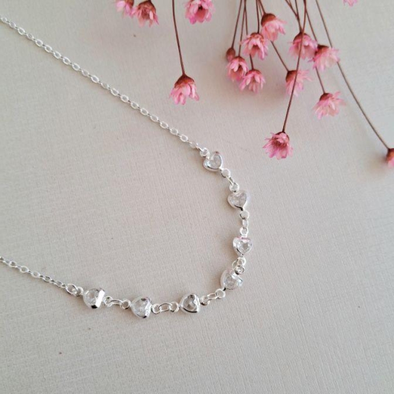 Choker com sete coraçãozinhos