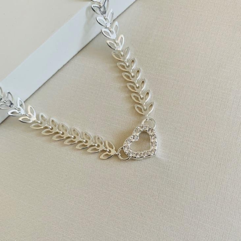 Choker escamas vazadas com coração