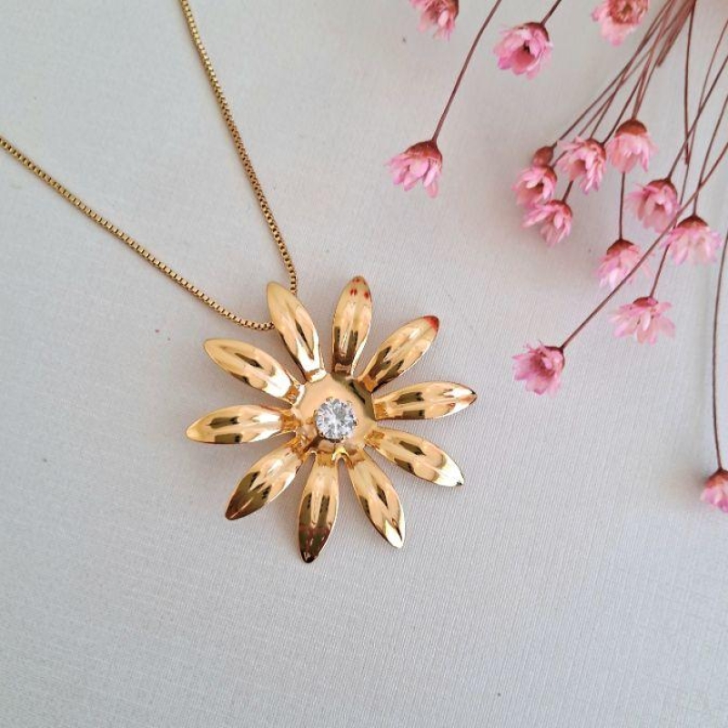 Colar luxo flor com ponto de luz no meio