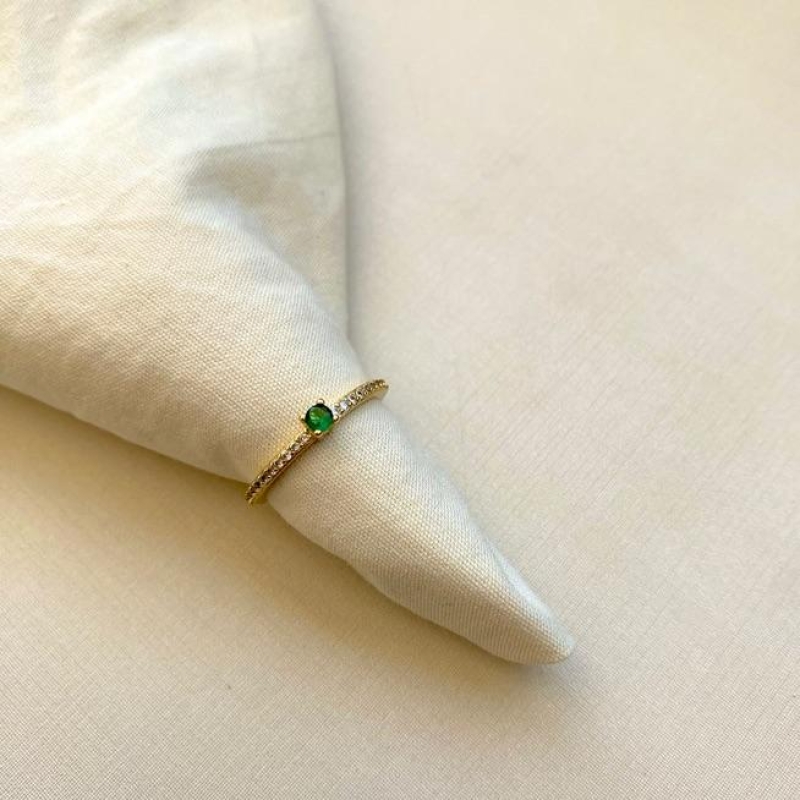 Anel cravejado solitário com pedra verde