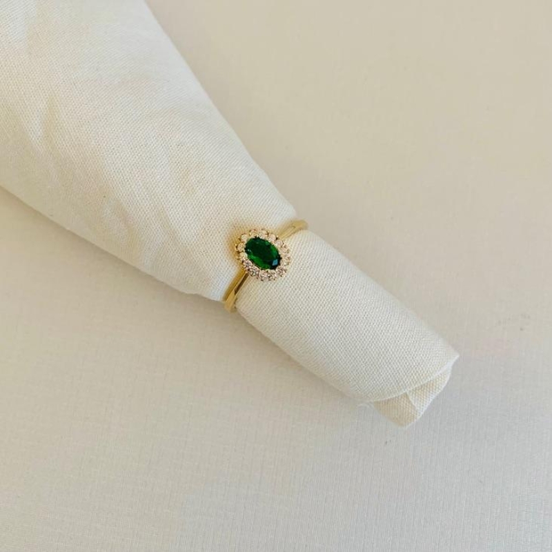 Anel pedra verde cravejdo em volta