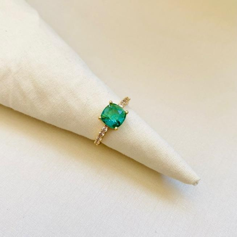 Anel zirconia verde com laterais crvejadas