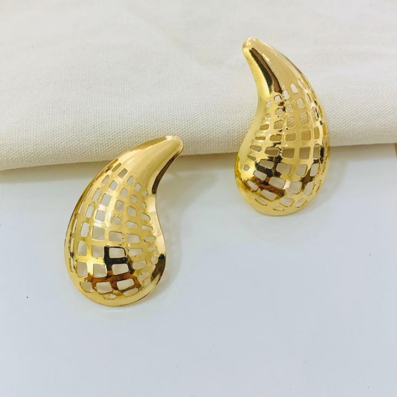 Brinco gota detalhes vazados