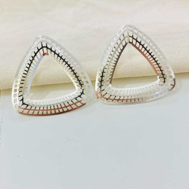 Brinco triangulo detalhes vazados prata