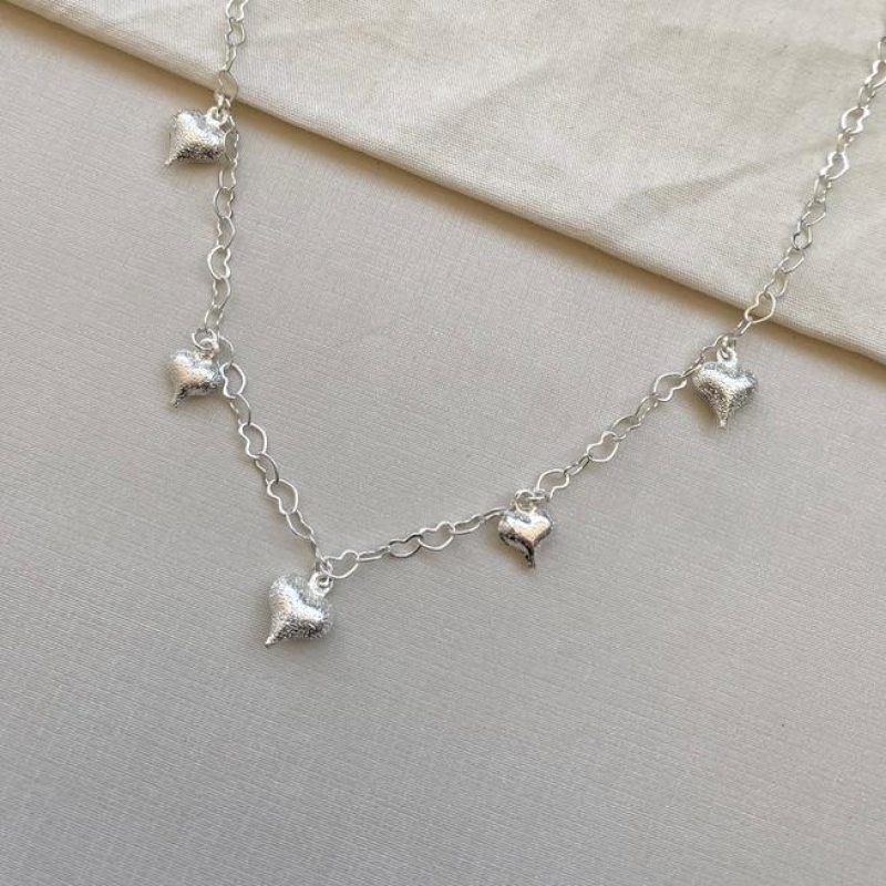 Choker com coraçãozinhos