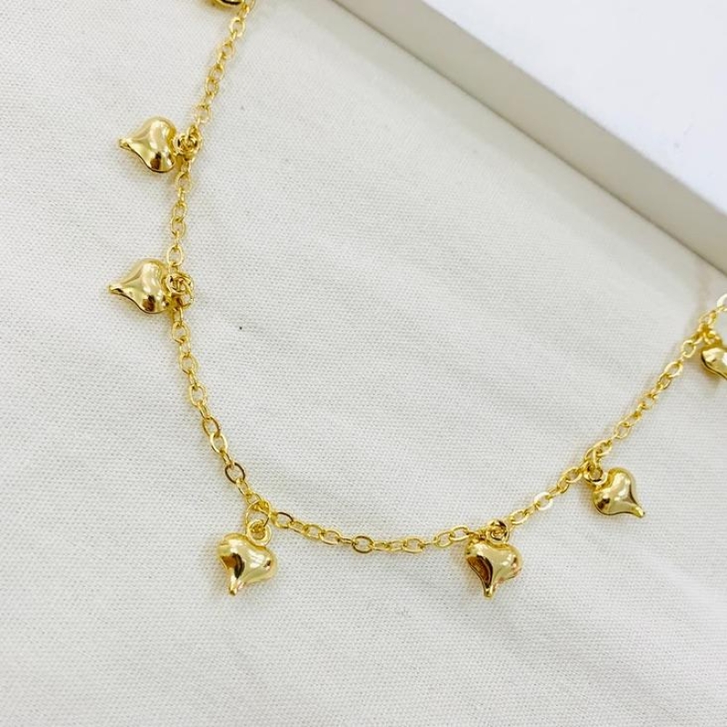 Choker mini coraçoes em penduricalhos