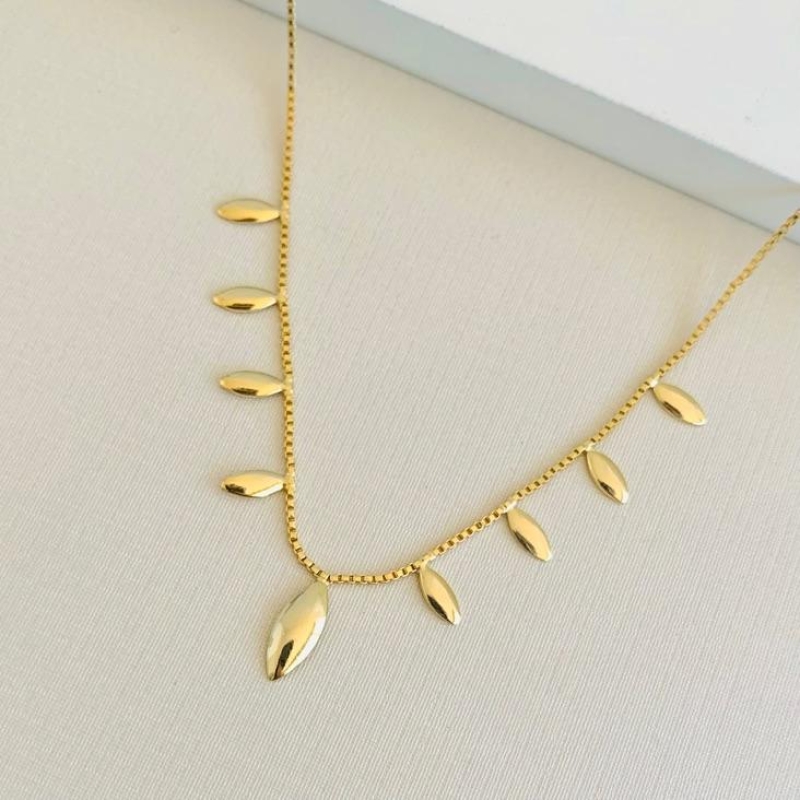 Colar fino 9 folhas