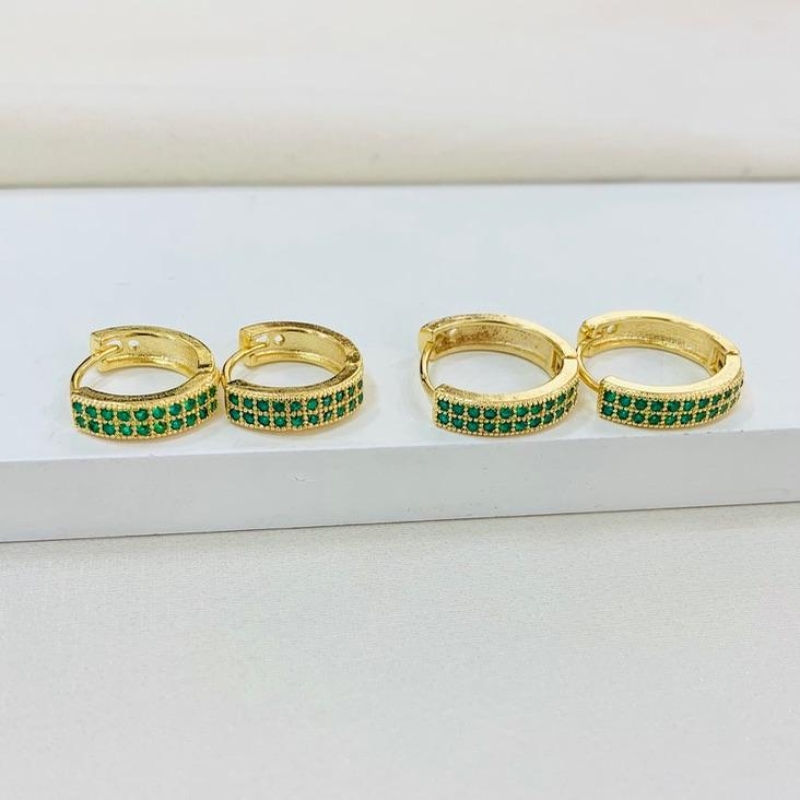 Dupla de argolinha cravejada verde 2 filheiras de zircônias