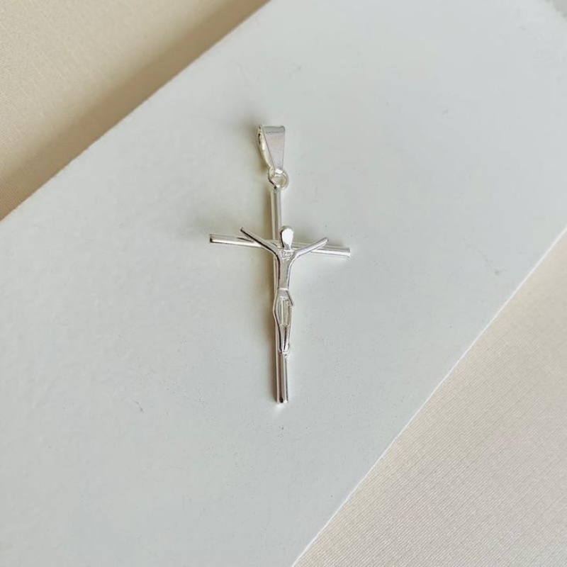 Pingente cruz com Cristo liso