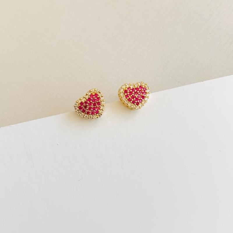 Brinco coração cravejado rosa e cristais