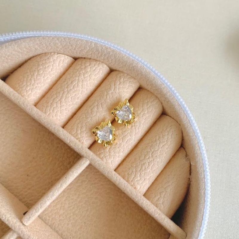 Brinco coração de zirconia liso em volta