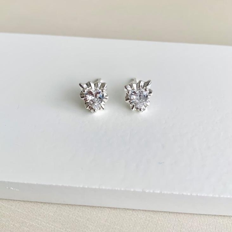 Brinco coração de zirconia liso em volta