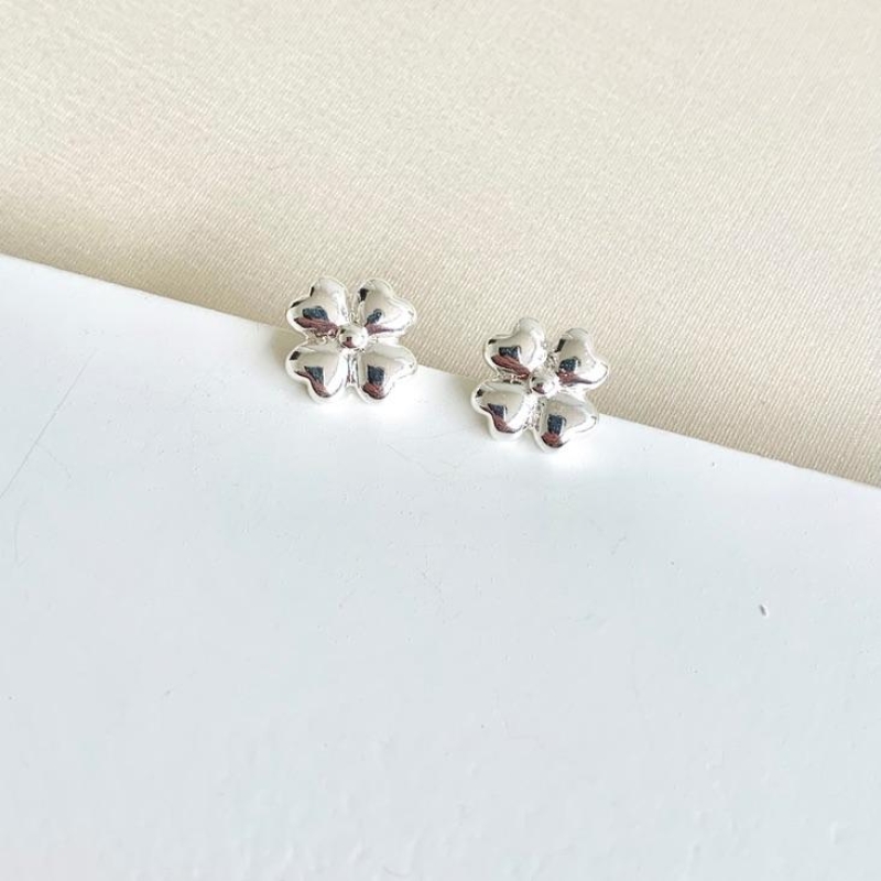 Brinco flor 4 folhas liso