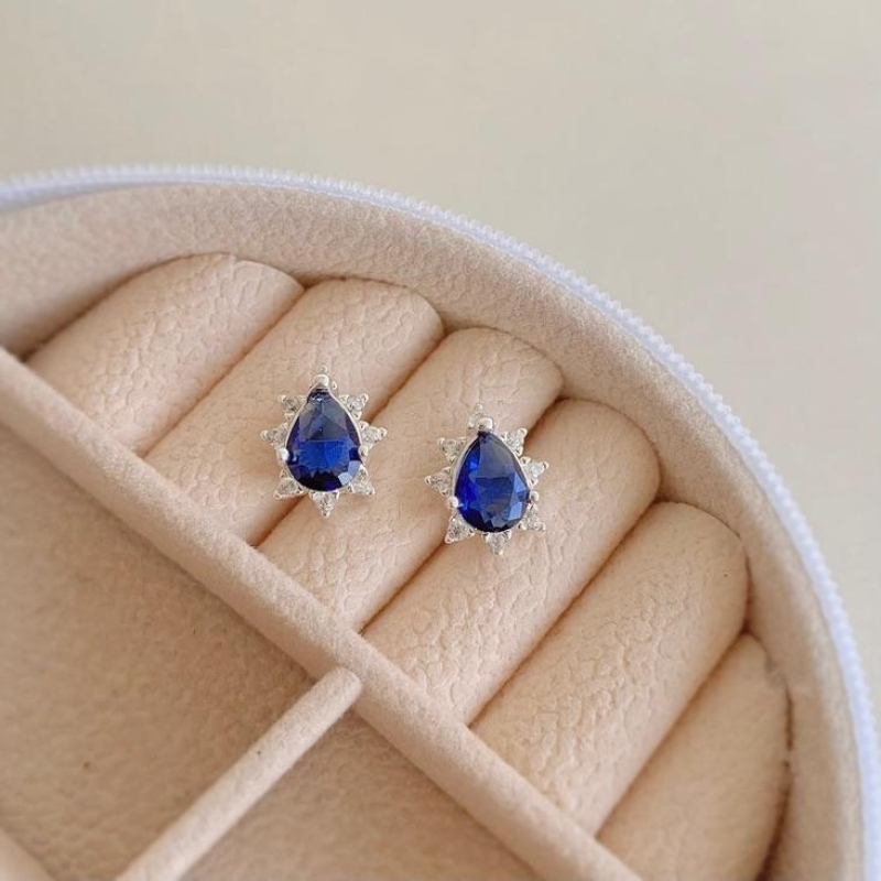 Brinco gota  com cravejado azul em volta