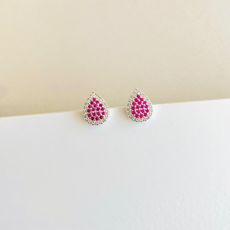 Brinco gota cravejado rosa e cristais